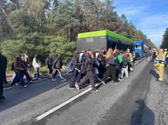 Zderzenie autokaru z cysterną i samochodem osobowym