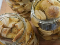 Ile octu dodać do marynowanych grzybków? Ta proporcja nada przetworom idealnego smaku