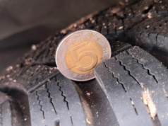 Ile bieżnika mają nowe opony zimowe? Kierowcy muszą to wiedzieć