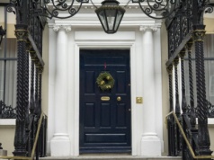 Wybierz drzwi wejściowe w tych kolorach. Według projektantów będą najmodniejsze w 2026