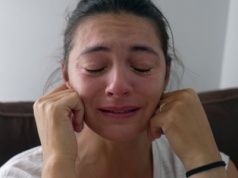 Nie wstydź się płakać przy dziecku. 6 powodów, dla których łzy rodzica to nie słabość, ale siła