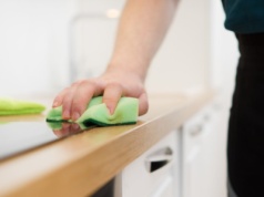 Ten płyn pachnie jak luksus. Kosztuje grosze, a kurz znika na wiele tygodni