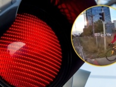 Rowerzysta wjechał pod tramwaj na czerwonym. Wideo ku przestrodze