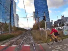 Rowerzysta na czerwonym wjechał wprost pod tramwaj. Przerażające nagranie