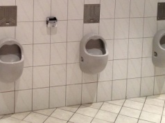 Jest oburzony brakiem przegródek między pisuarami na lotnisku Chopina. Mówi o "sytuacji urągającej godności"