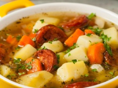 Prosta zupa ziemniaczana z przepisu Mateusza Gesslera. Idealnie rozgrzewa w chłodne, jesienne dni