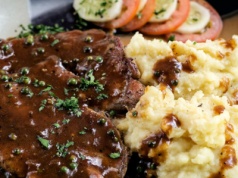 Schab z patelni nigdy nie smakował tak dobrze. Owocowy sos w przepisie Mateusza Gesslera wynosi danie na nowy poziom