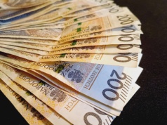 Wpłacasz większą kwotę na konto? Bank ma obowiązek powiadomić służby