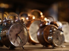 Dziś w nocy zmiana czasu na zimowy! Śpimy godzinę dłużej, ale uważajmy w niedzielny poranek