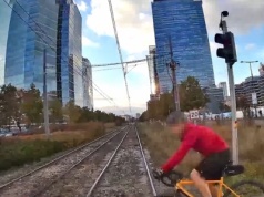 Rowerzysta wjechał pod tramwaj na czerwonym świetle. Sieć obiegło nagranie z tego zdarzenia