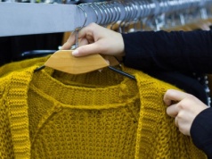 Taki sweter ma w szafie każda modna kobieta. Idealny na jesień i zimę