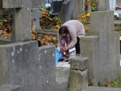 Trwają porządki na cmentarzach