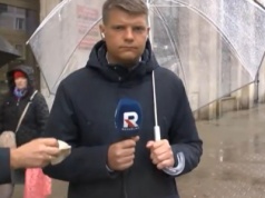 Tajemniczy mężczyzna próbował wcisnąć na ulicy reporterowi TV Republika pieniądze. "Co pan robi? Na litość boską!"