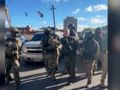 Szef straży granicznej Gregory Bovino wezwany przed chicagowski sąd. Ma się tłumaczyć z rzucenia w tłum gazu łzawiącego