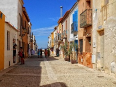 Wyspa tak mała, że przejdziesz ją w kwadrans. Ma mniej niż 50 mieszkańców, za to setki kotów