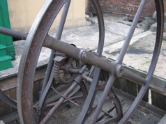 Piotrków żeliwny – nieco zapomniane archiwum miejskiego detalu