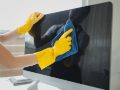 Wyczyść tym ekran telewizora. Na wiele tygodni zapomnisz o kurzu