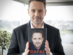 Rafał Trzaskowski dzisiaj na Targach Książki. Prezydent Warszawy będzie podpisywał swoją biografię