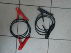 Rozładowany akumulator? Podłącz kable tak, by nie spalić instalacji