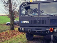 Wypadek z udziałem wojskowej ciężarówki. Auto w rowie