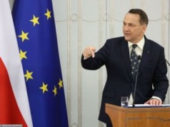 "Daleko zabrnęli". Sikorski ostro o narracji PiS