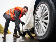 Wymiana koła na drodze - poradnik. Potrenuj, może ci się to przydać
