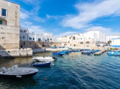 Przypomina Santorini, choć to nie Grecja. Białe domy, groty, a jesienią ciepło jak latem