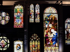 Muzyka, światło i witraże – wyjątkowa wystawa w Szydłowcu łączy sztukę, duchowość i dźwięk