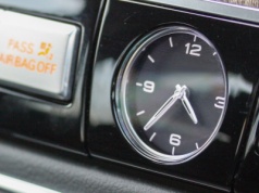 Zmiana czasu na zimowy. Jak przestawić zegarek w samochodzie?