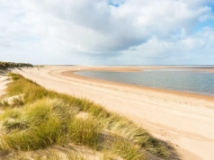 To ulubiona plaża rodziny królewskiej. Jedna atrakcja jest zupełnie darmowa