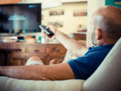 Abonament RTV drożeje w 2025 roku, ale więcej osób może być zwolnionych z jego płacenia