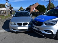 BMW kontra radiowóz! Kierowca bez prawa jazdy uderzył w policyjne auto