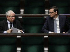 Polacy popierają propozycję Konfederacji ws. PiS-u. Kaczyński i Morawiecki w trudnej sytuacji