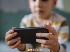 Uzależnienie, do którego nie chcemy się przyznać. "Dzieci interesują się ekranem tak samo jak ich rodzice"