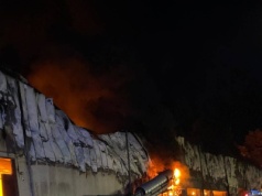 Pożar hali sortowni odpadów w Elblągu. Służby apelują o zamknięcie okien