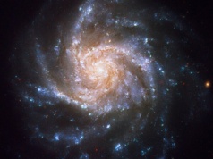 Astronomowie uchwycili galaktykę spiralną położoną pod szczególnym kątem w gwiazdozbiorze Erydanu