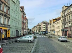 Kierowca potrącił seniorkę przy ulicy Wrocławskiej w Legnicy i uciekł z miejsca zdarzenia