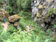 Anomalia magnetyczna i "gadające skały". Niezwykłe miejsce w Polsce