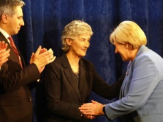 "Będę głosem pokoju". Catherine Connolly wygrała wybory prezydenckie w Irlandii