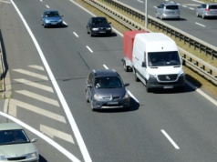 Czy na autostradzie można wyprzedzać prawym pasem? Zasada jest jedna