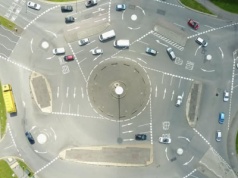 Więcej pasów, więcej problemów. Od jazdy po rondzie kręci się w głowie