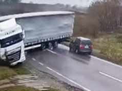 Naczepa zmiotła osobówkę z drogi. Zginął samorządowiec i chory na raka