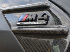 Pijana businesswoman rozbiła wypasione BMW (ZDJĘCIA)