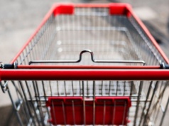 Nowy król drożyzny opanował sklepowe półki. Polacy sięgają głębiej do portfela, ale i tak kupują