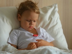 Gorączka u dziecka nie zawsze oznacza katastrofę. Lekarka: "oto, co powinno zaniepokoić"