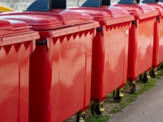 Nowy kolor w śmieciach. Czerwone pojemniki nawet na cmentarzach