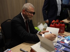 W Krakowie trwają Targi Książki. Grzegorz Braun zorganizował własne – „bez cenzury”