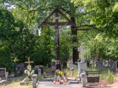 Wszystkich Świętych – na parking wojskowy przy Cmentarzu Osobowickim tylko bez kamer samochodowych.