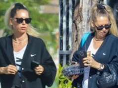 Anna Kournikova maszeruje z synem, próbując ukryć ciążowy brzuch pod obszernym t-shirtem (ZDJĘCIA)