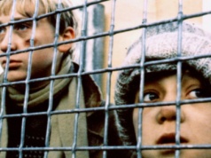 Dzieci uciekły przed systemem pod naczepą ciężarówki. Powstał o nich głośny film